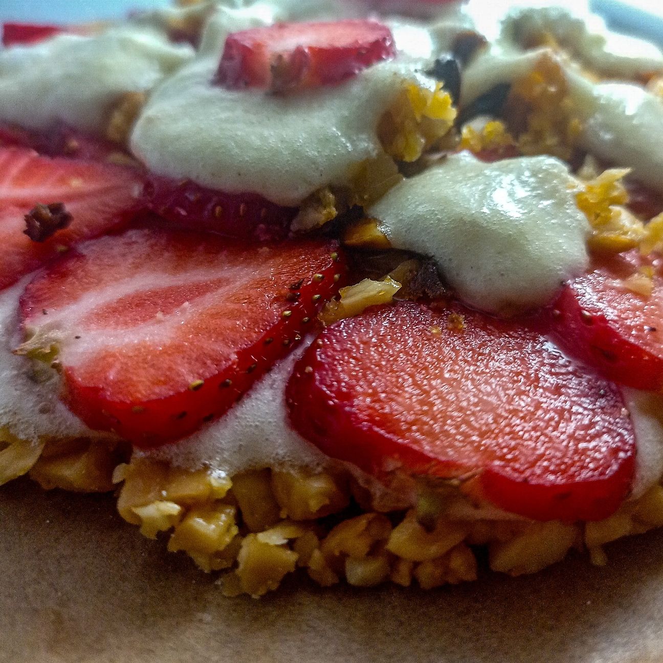 Strawberry-Nutty crunch cake