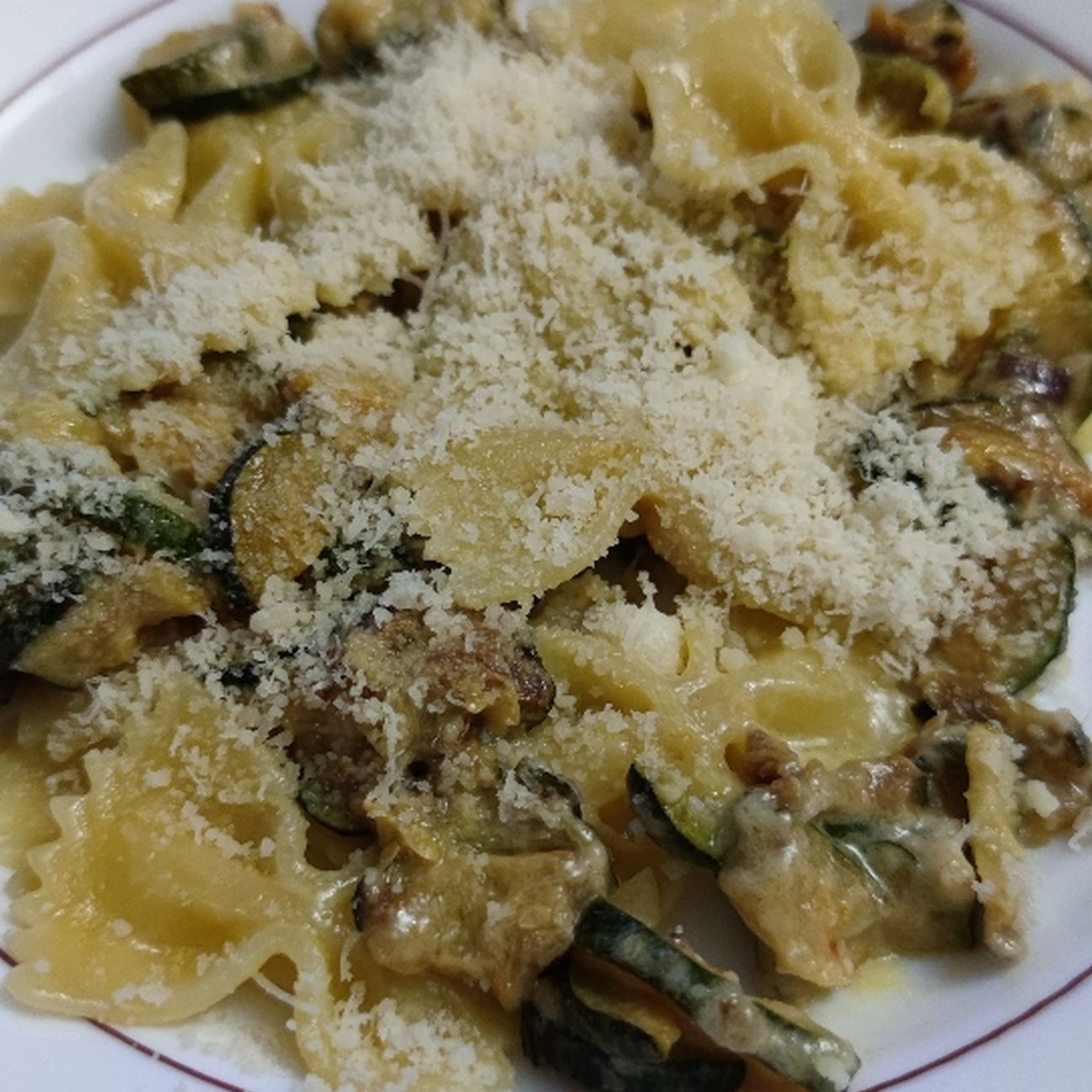 Pasta cremosa zucchine e stracchino