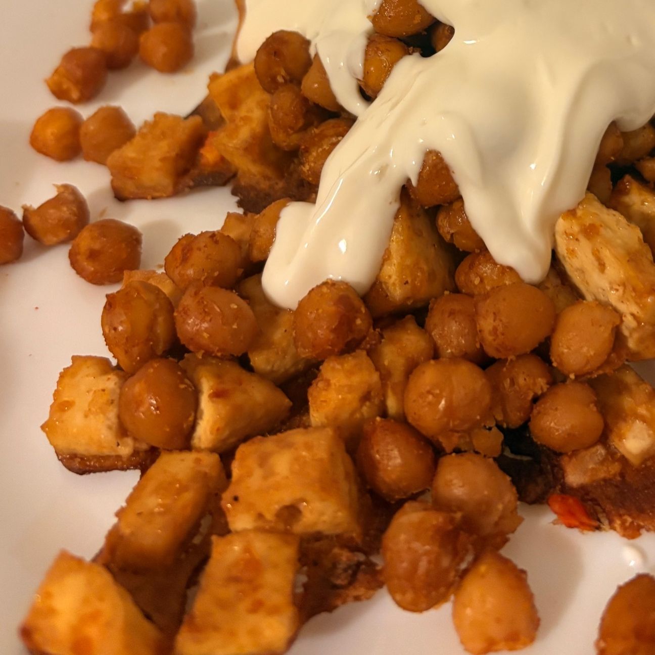Tofu con ceci croccanti e salsa allo yogurt