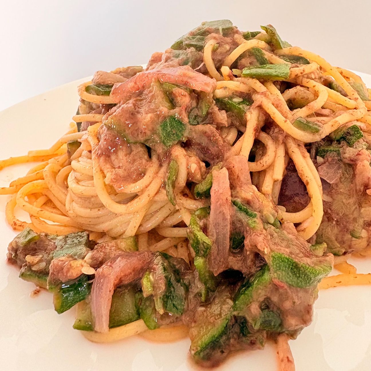 Spaghetti con zucchine e pate di olive nere