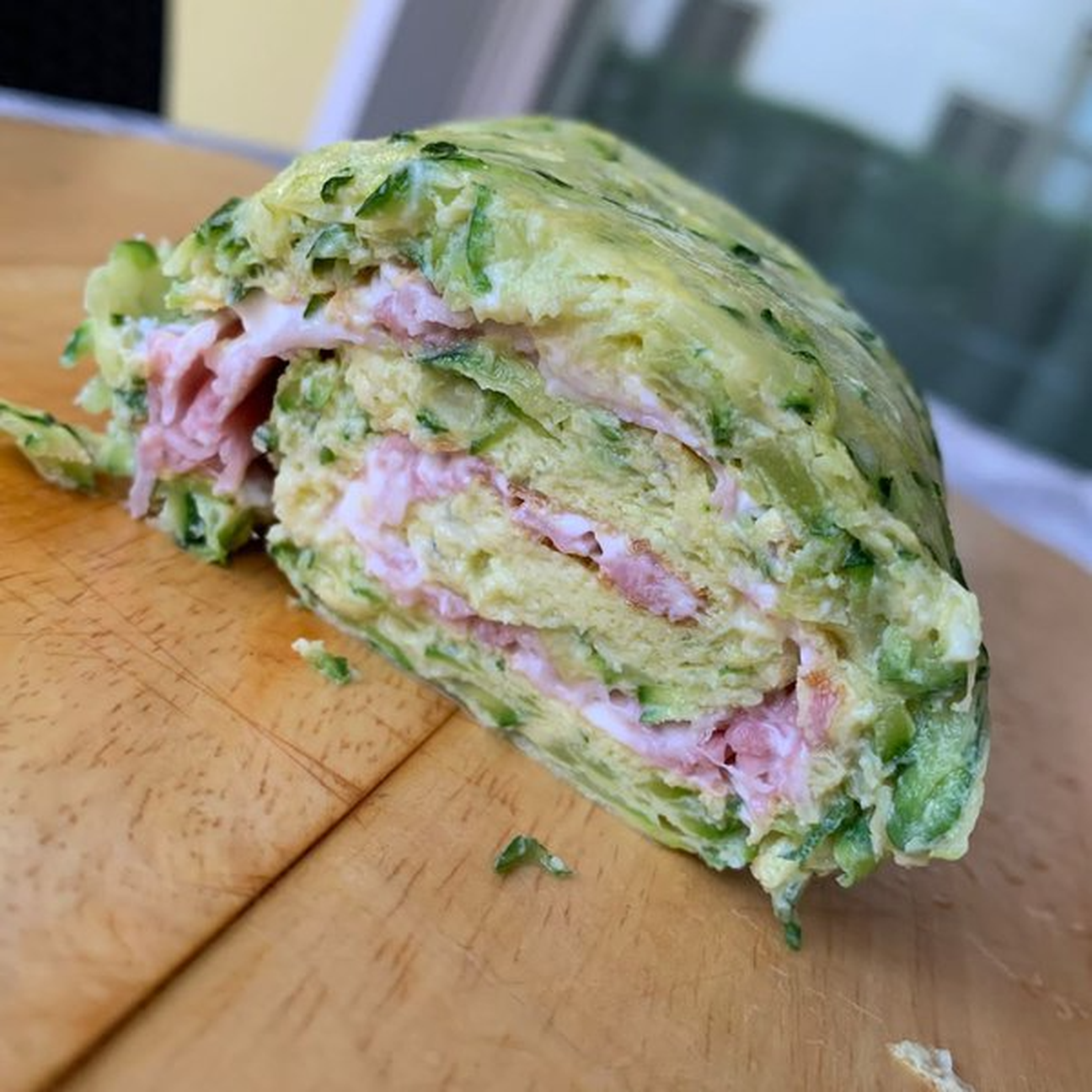 Rotolo di frittata con prosciutto cotto e formaggio