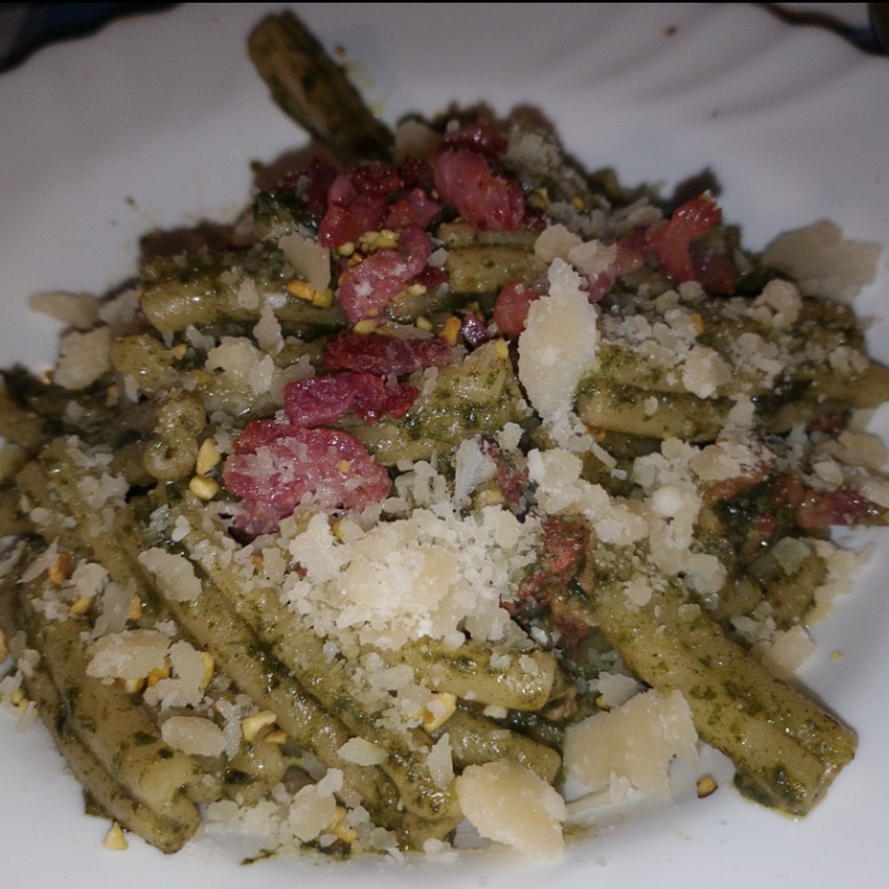 Casareccia con pesto e pancetta affumicata.
