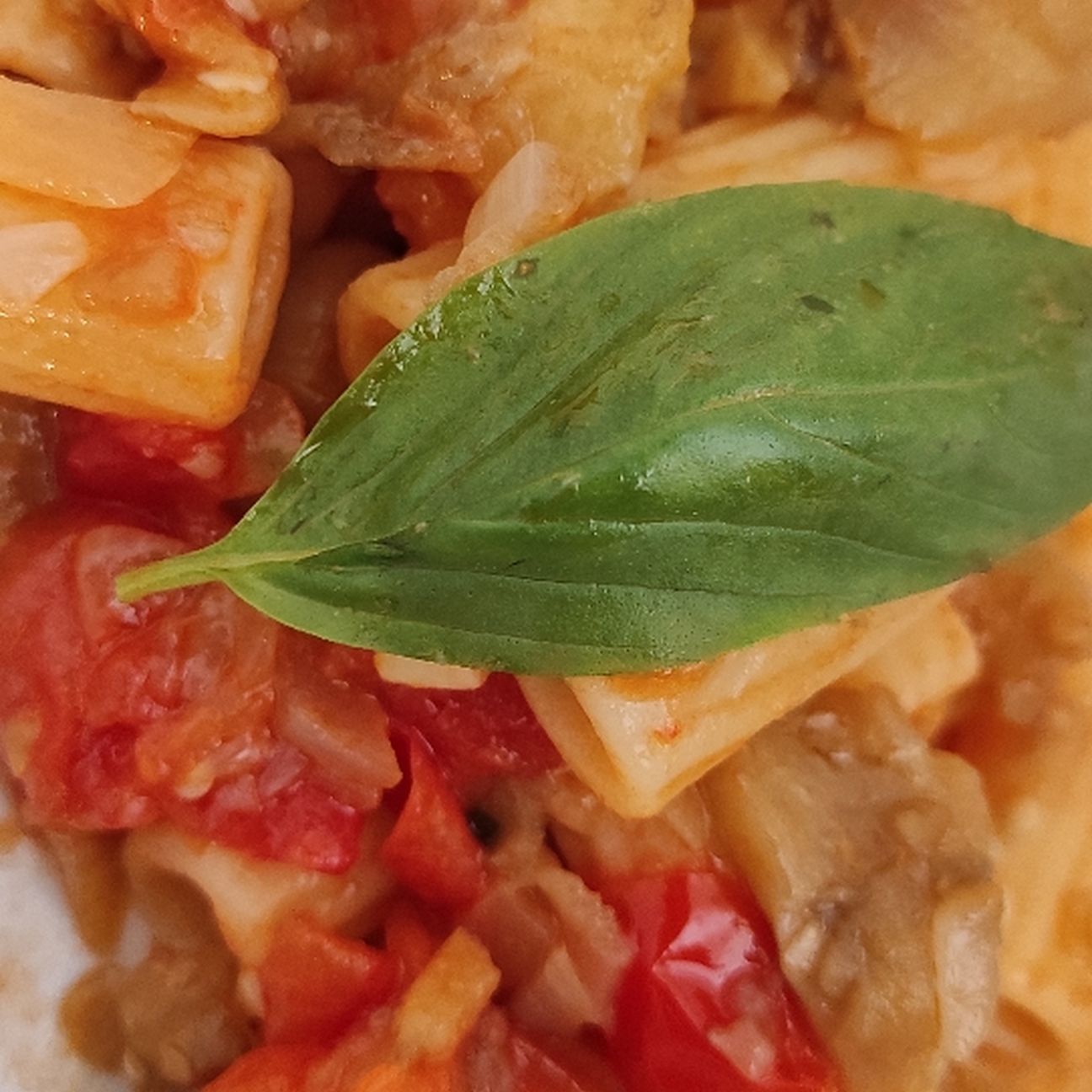 Pasta con polpa di melanzana e pomodorino ciliegino