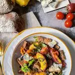 Ricetta Insalatona: Pesche, Basilico fritto e non, pomodorini ed Erborinato