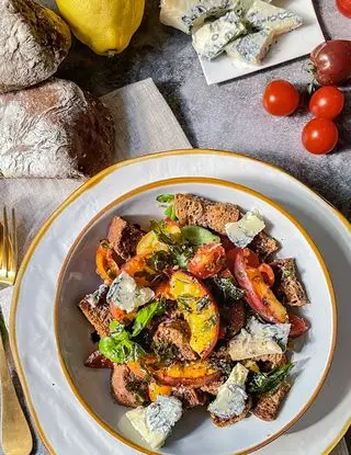 Ricetta Insalatona: Pesche, Basilico fritto e non, pomodorini ed Erborinato di bozza.di.colore