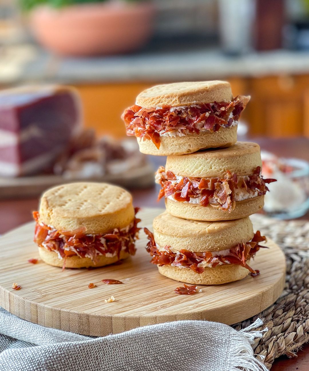Biscotto salato: gelato al formaggio e zafferano con polvere di Prosciutto Toscano Dop