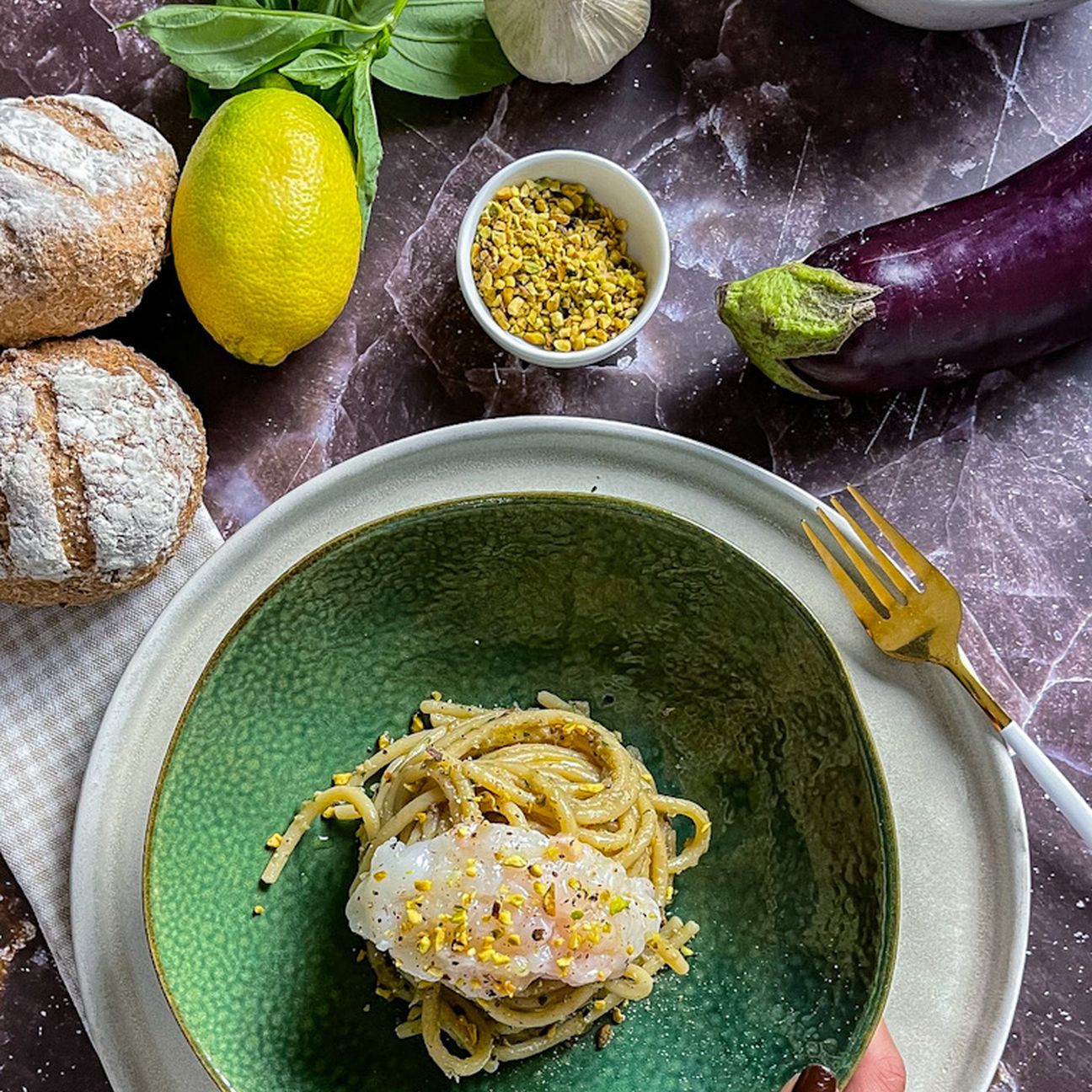 Spaghettone pesto di Melanzana bruciata, Quenelle di Scampo e pistacchi