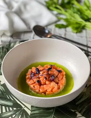 Ricetta Tartare di Salmone e acqua di Sedano e Granny di bozza.di.colore