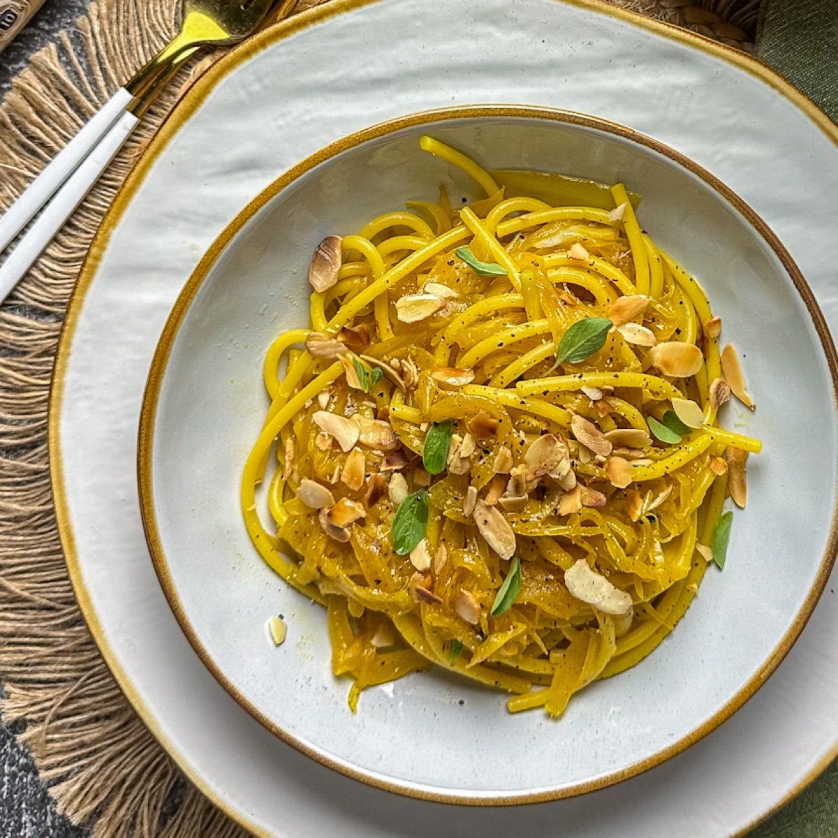 Spaghettone XXL, cipolle allo zafferano e mandorle