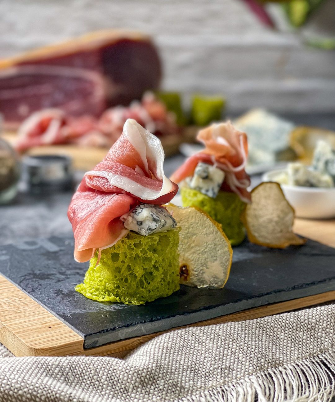 Pane Spugna al basilico, Prosciutto Toscano Dop, chips di pera ed erborinato