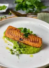 Ricetta Salmone scottato al burro ghee e purè di piselli allo yogurt e menta