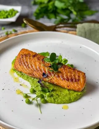 Ricetta Salmone scottato al burro ghee e purè di piselli allo yogurt e menta di bozza.di.colore