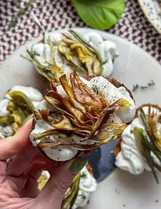 Ricetta Bruschetta Ricotta montata, paté di pomodorini e carciofi fritti di bozza.di.colore