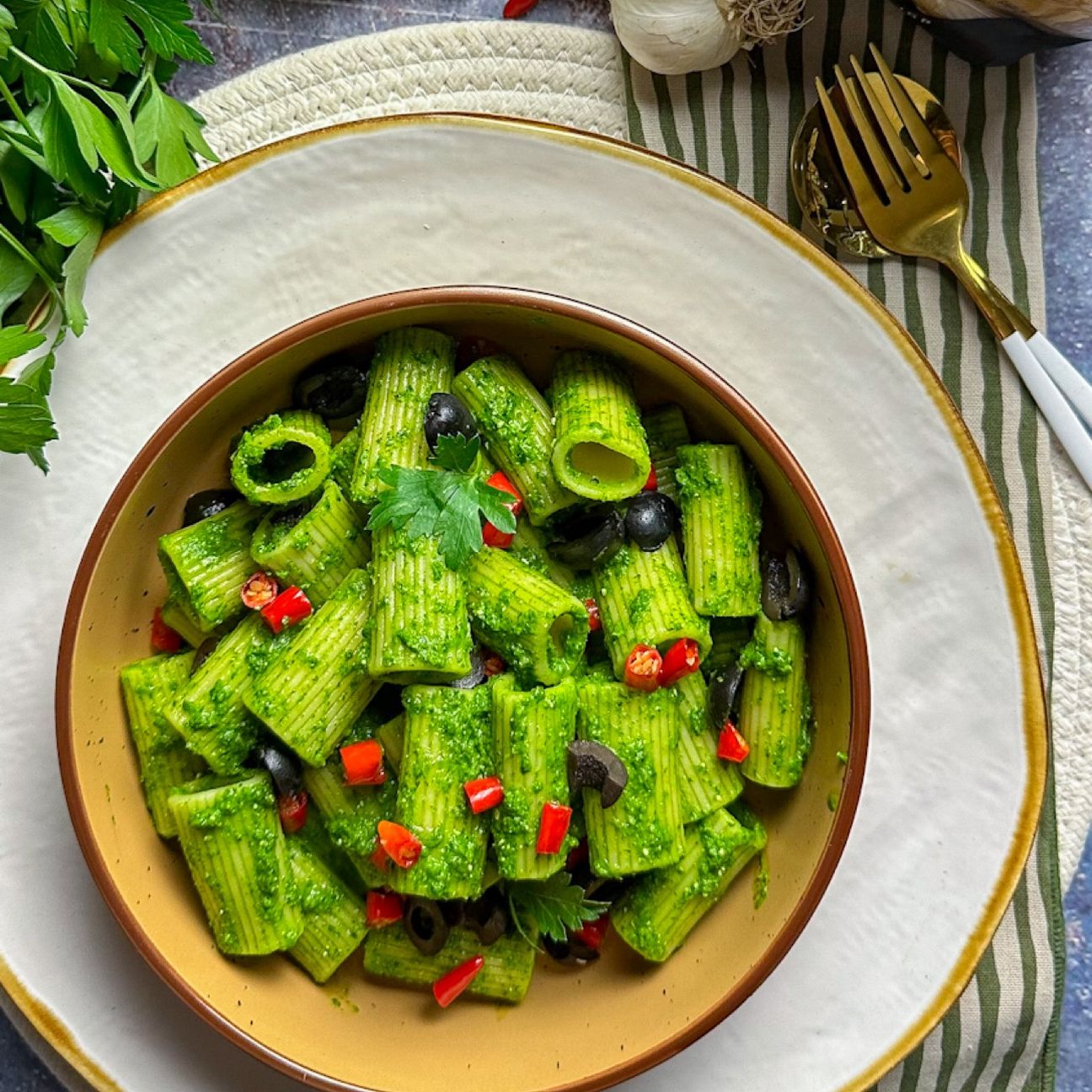 Rigatoni con pesto di prezzemolo, peperoncino ed olive nere
