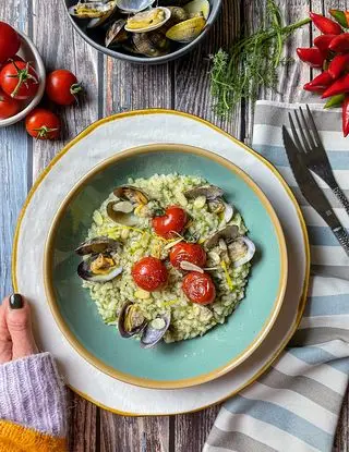Ricetta Risotto all’onda vongole, pesto di aneto e pomodorini al forno di bozza.di.colore