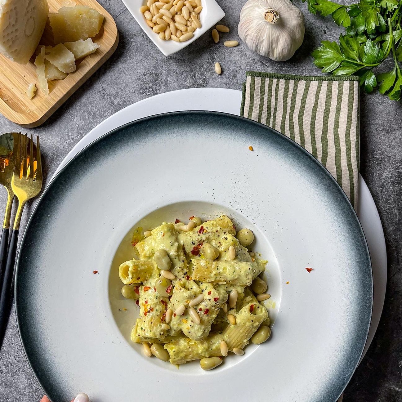 Rigatoni con pesto di fave, pecorino romano Dop e Pinoli