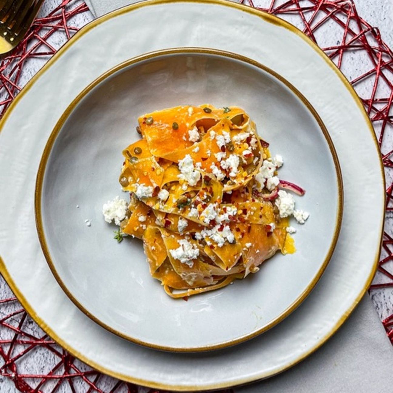 Pappardelle di zucca Raw, lenticchie, feta e dressing alla senape