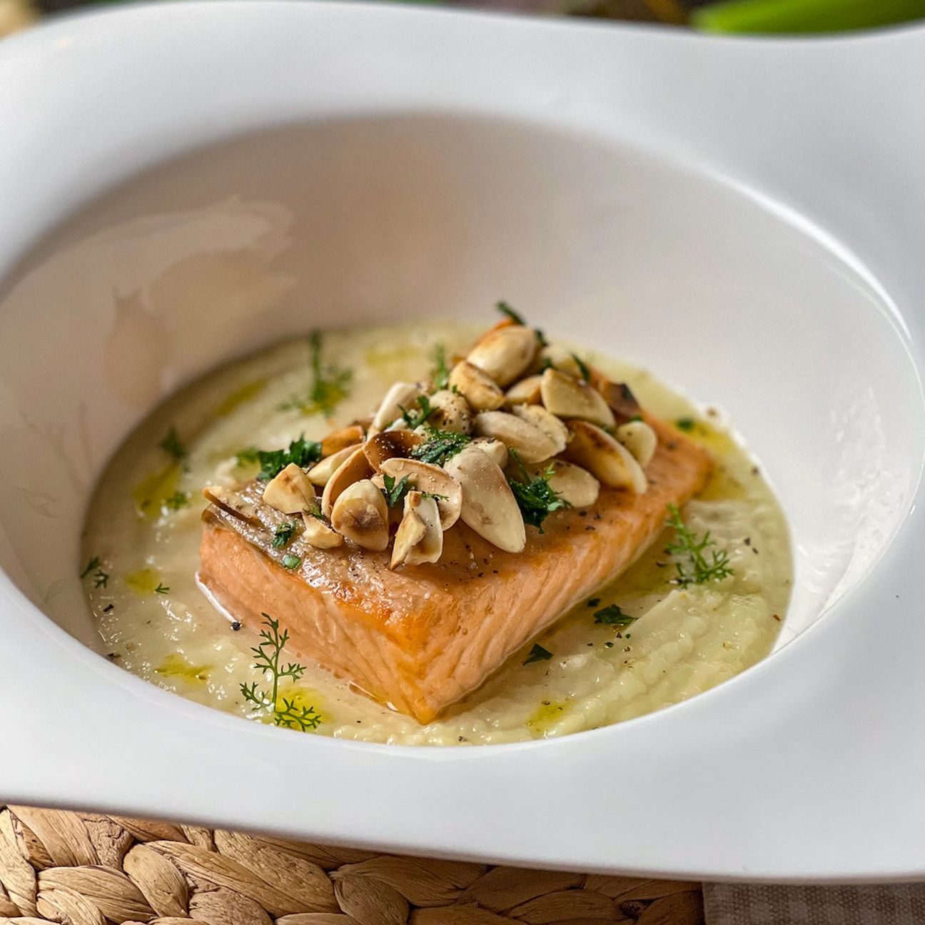 Salmone, crumble di mandorle, vellutata di finocchi
