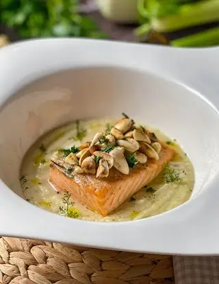 Ricetta Salmone, crumble di mandorle, vellutata di finocchi di bozza.di.colore