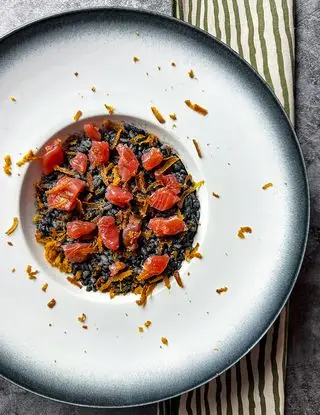 Ricetta Risotto al nero di seppia, tartare di tonno rosso e scaglie di bottarga di Muggine di bozza.di.colore