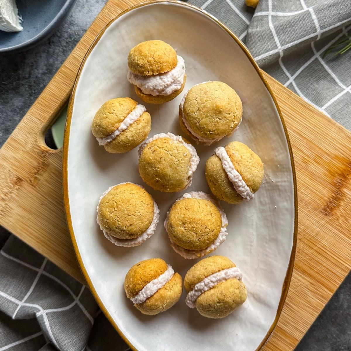Baci di Dama Salati con Mousse di Mortadella