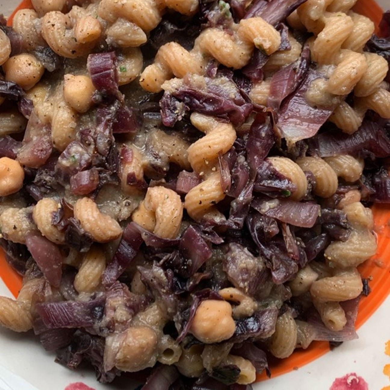 Pasta con crema di ceci e radicchio lungo