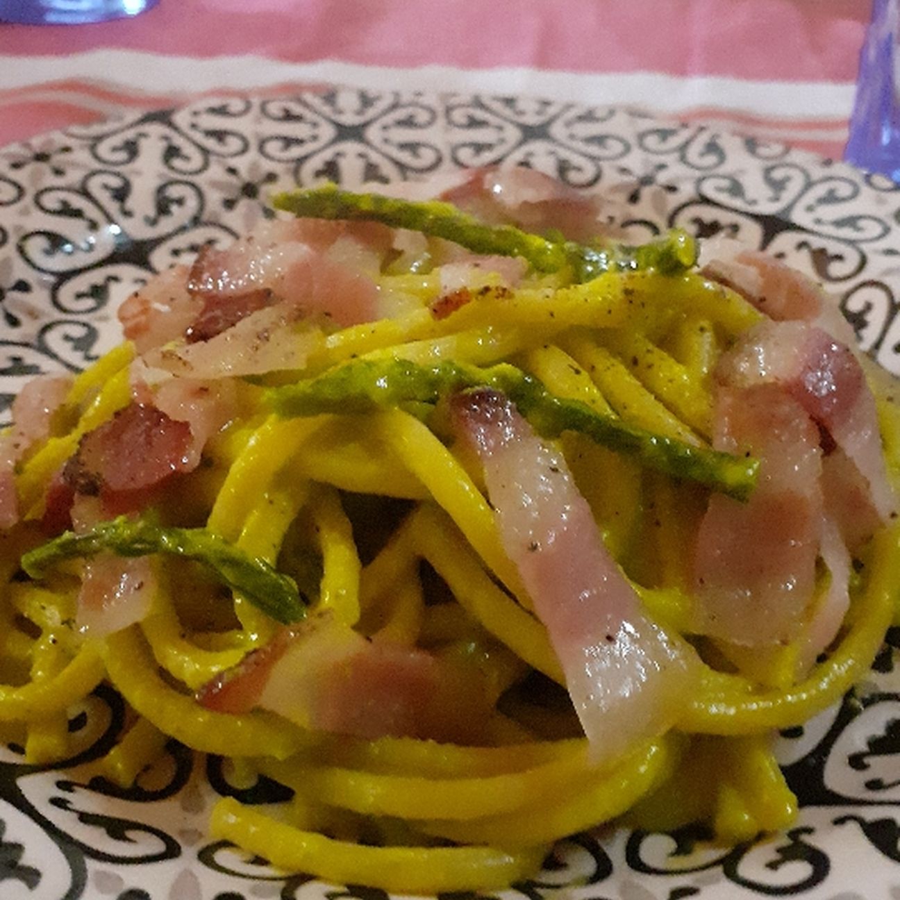 Pici con guanciale, in crema di parmigiano e asparagi