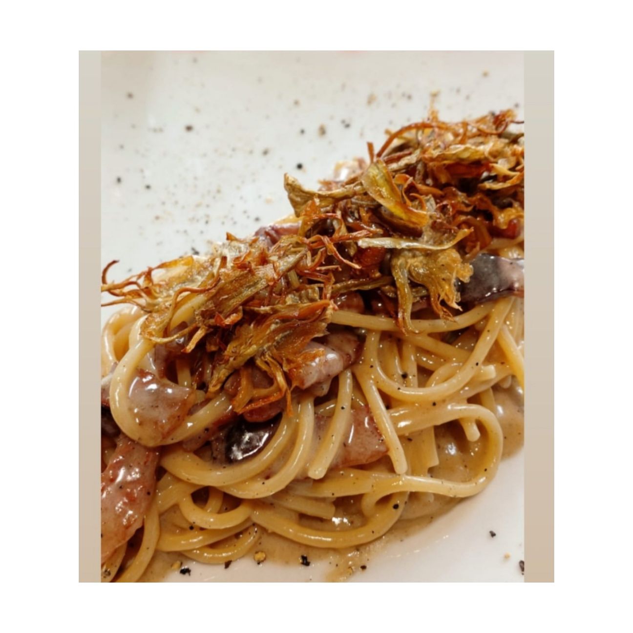 Gricia con Chips di carciofi.