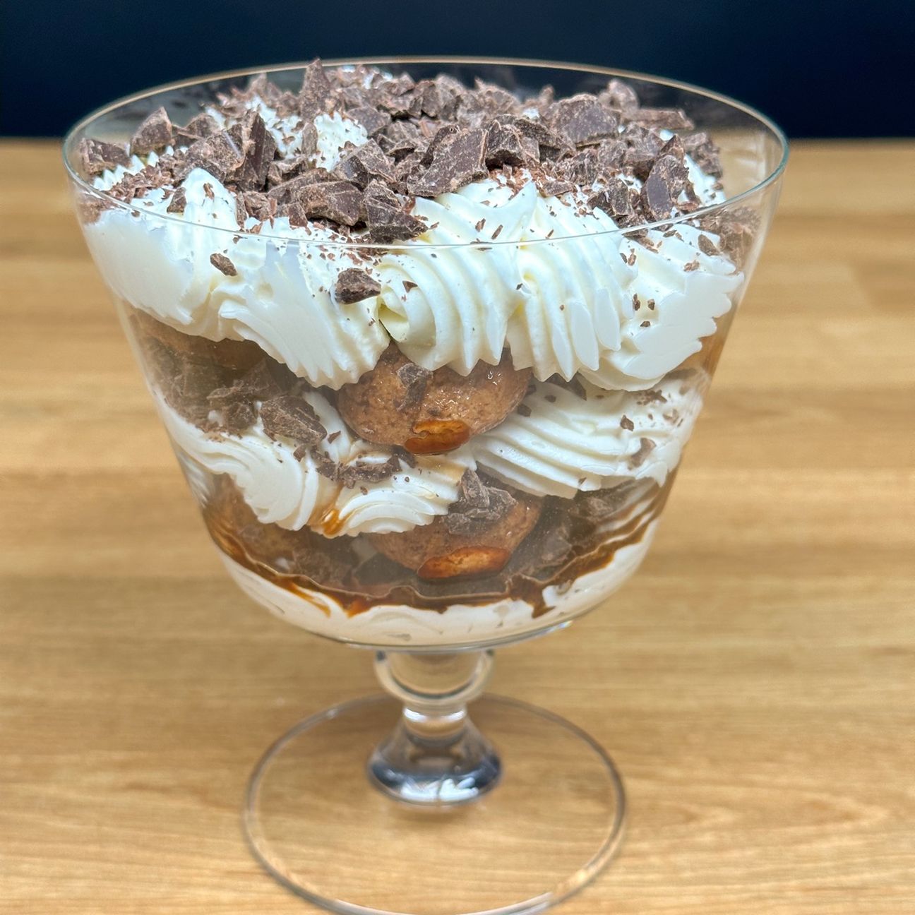 Coppa al mascarpone con amaretti e cioccolato