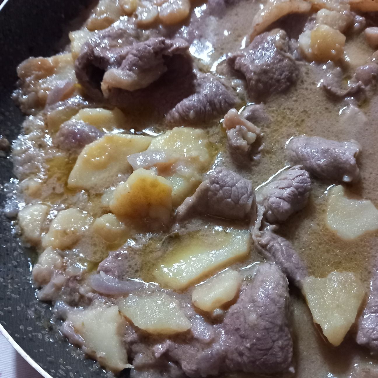 Fettine di vitello con patate in padella