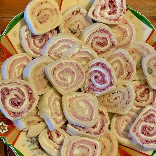 Girelle di prosciutto cotto, tonno, salame, philadelphia e maionese