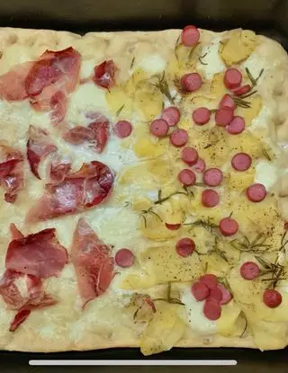 Ricetta Focaccia di patate con mozzarella, patate, würstel e speck! - Ricetta passo passo. di ognipiattounemozione