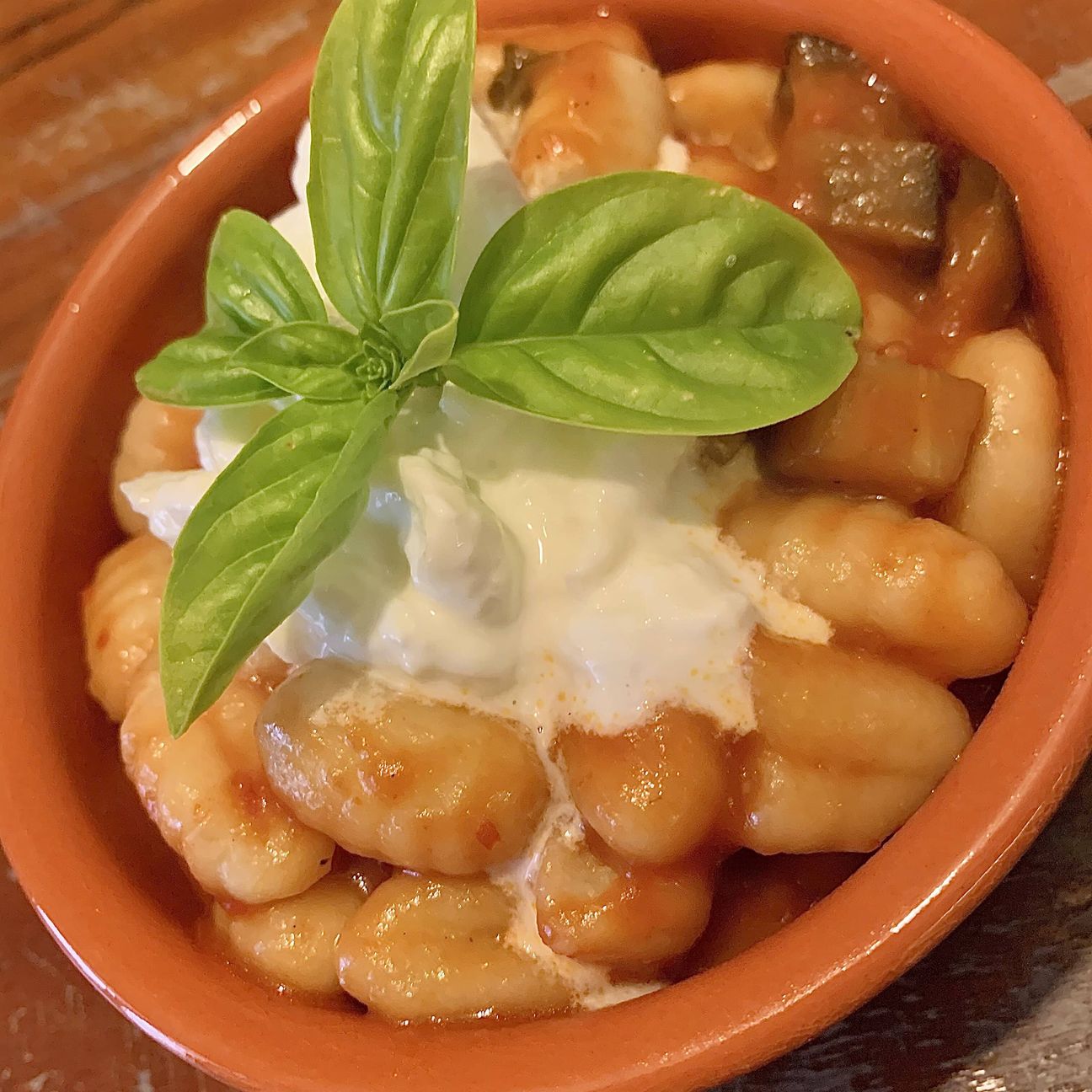 Gnocchi al pomodoro, melanzane fritte e stracciatella