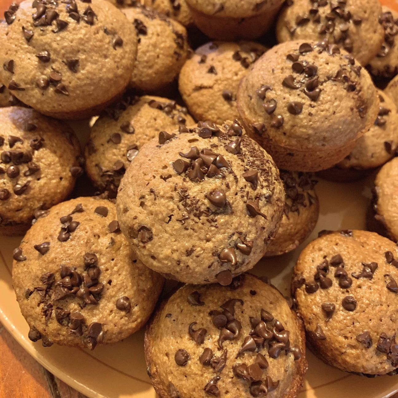Muffin al cioccolato con gocce di cioccolato fondente