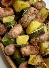 Ricetta Spiedini di carne con salsiccia, zucchina e patate - Buonissimi al forno, alla griglia e in padella!