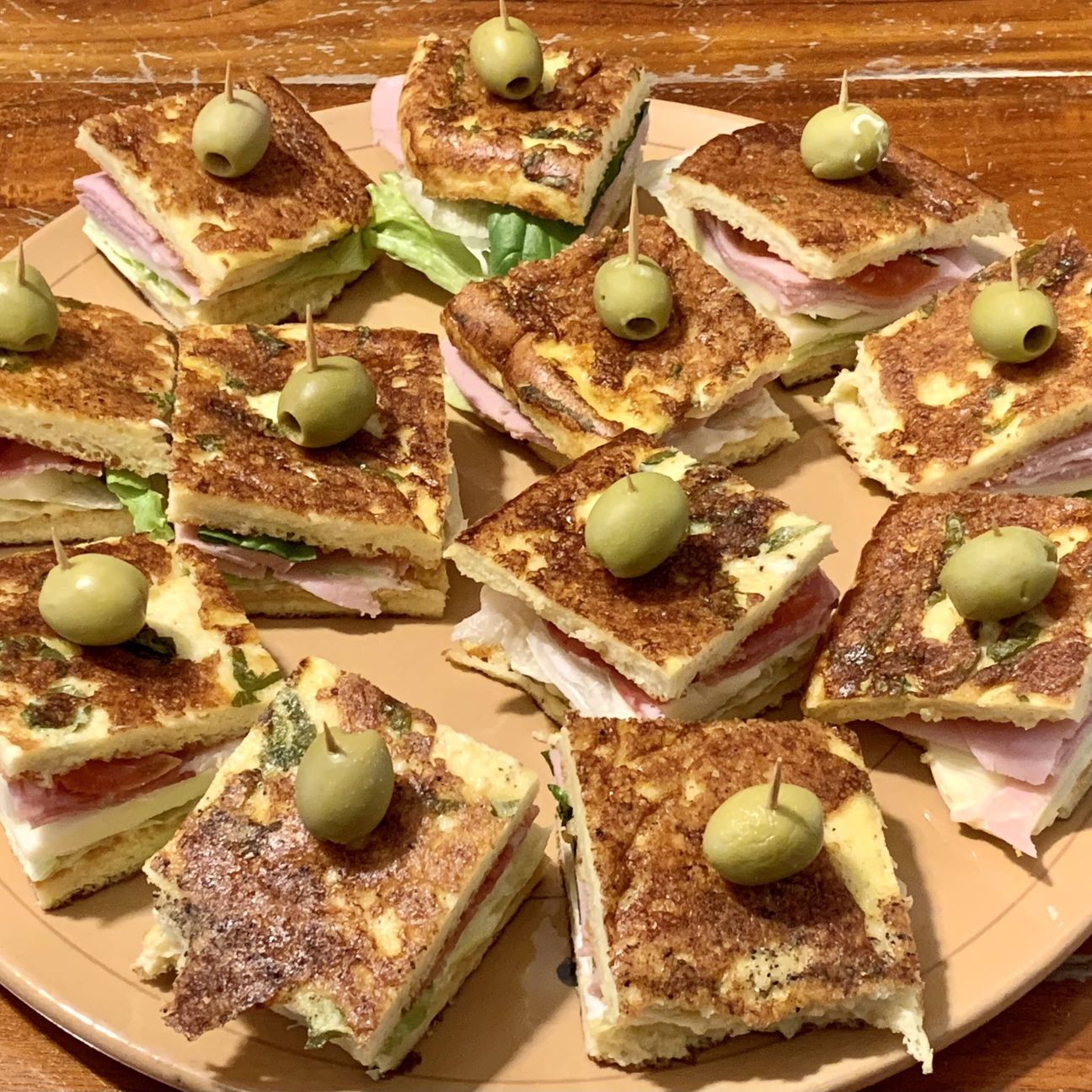 Frittata sandwich ripieno: maionese, Philadelphia, mortadella, scamorza e salame - Ricetta sfiziosa!
