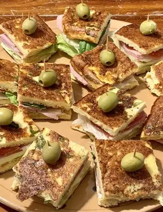 Ricetta Frittata sandwich ripieno: maionese, Philadelphia, mortadella, scamorza e salame - Ricetta sfiziosa! di ognipiattounemozione