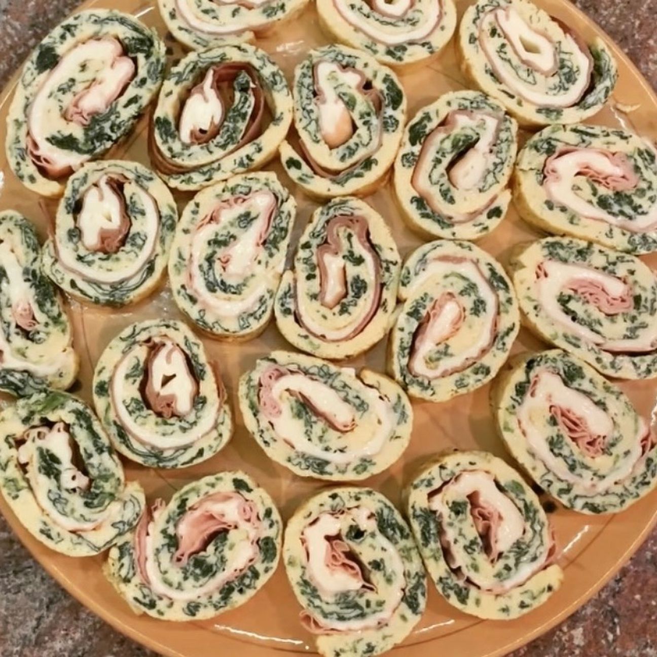 Rotolo di frittata agli spinaci farcito con mortadella, speck e sottilette - Antipasto sfizioso!