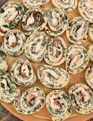 Ricetta Rotolo di frittata agli spinaci farcito con mortadella, speck e sottilette - Antipasto sfizioso! di ognipiattounemozione