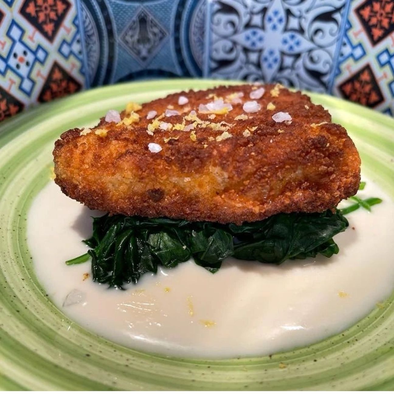 Cotoletta di pesce spada su letto di spinaci e crema al limone