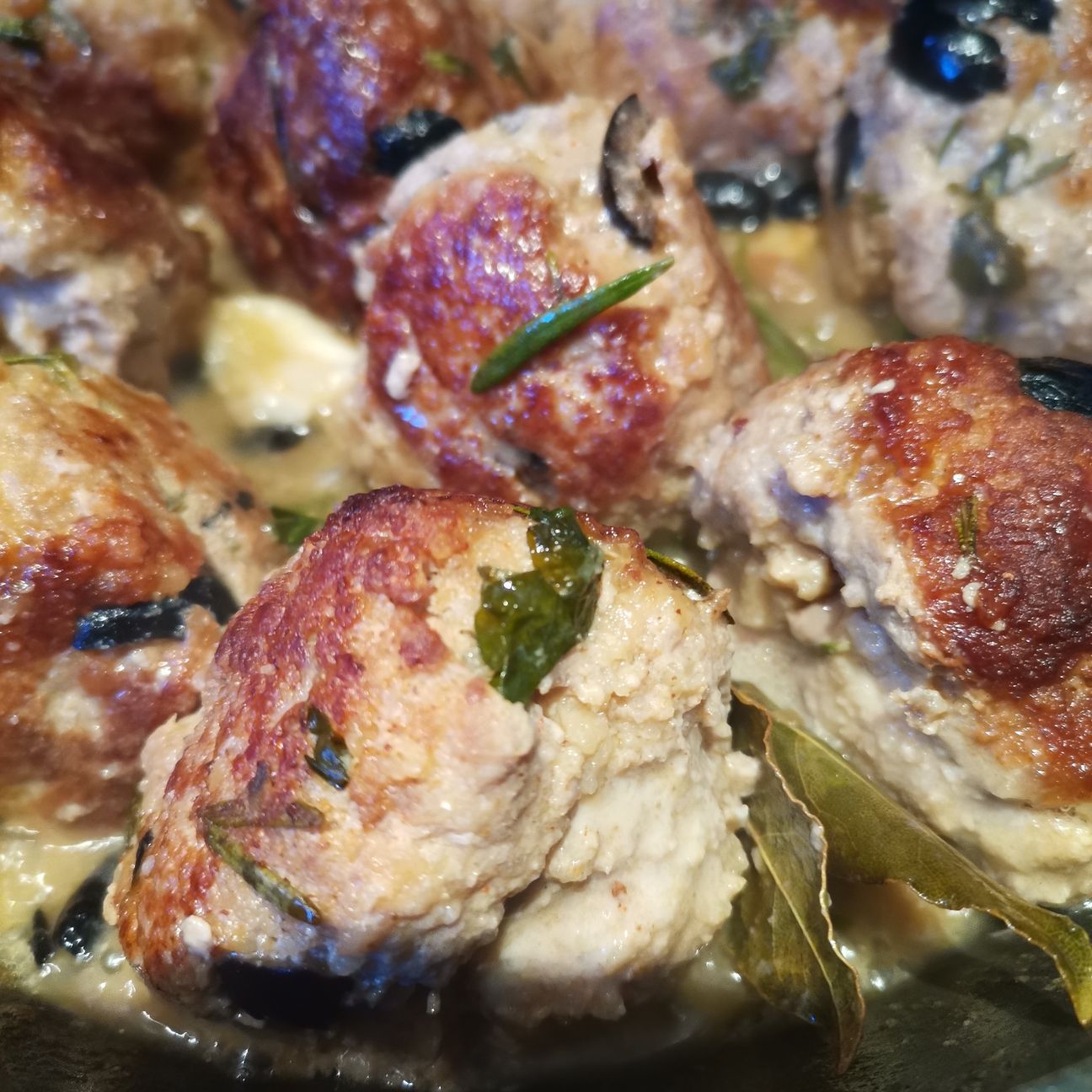 Polpette in umido con olive e spumante dolce