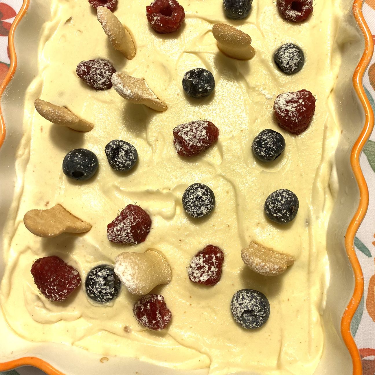 Mousse di vaniglia e pere su savoiardi