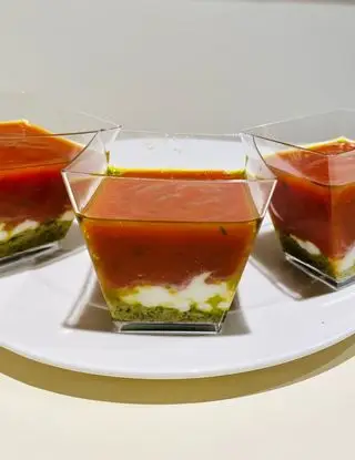 Ricetta Gelatina di pomodoro datterino su base di pesto e burrata. Un fresco ed intrigante finger food estiv di s.petta