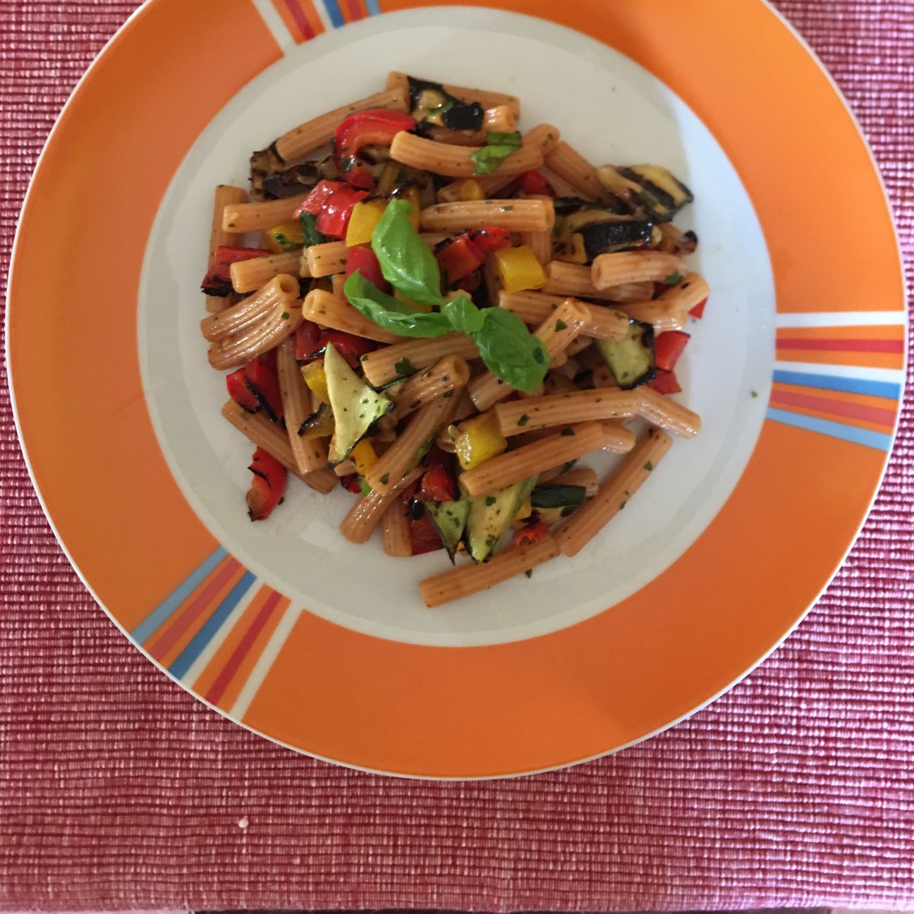 Sedanini di lenticchie rosse con zucchine e peperoni grigliati