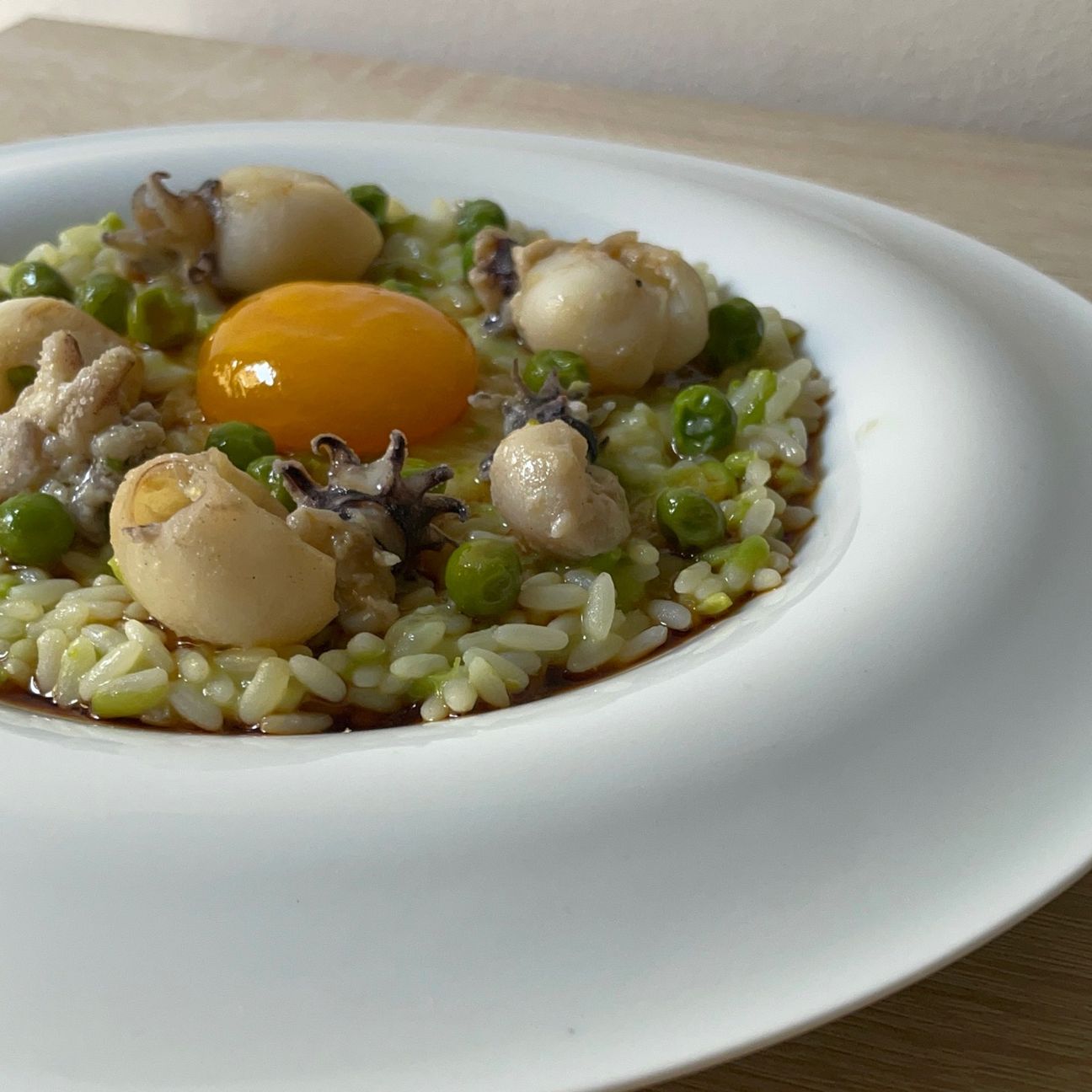 Risotto seppiioline e piselli con tuorlo marinato alla soia.