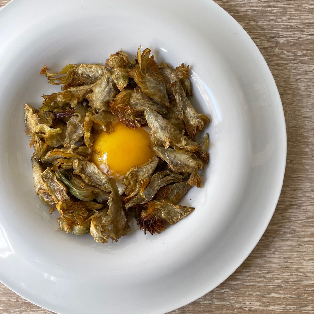 Carciofi fritti tuorlo fondente su crema di topinambur