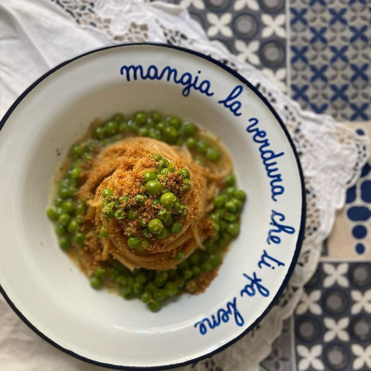 Spaghetto integrale al farro con piselli e muddica atturrata .