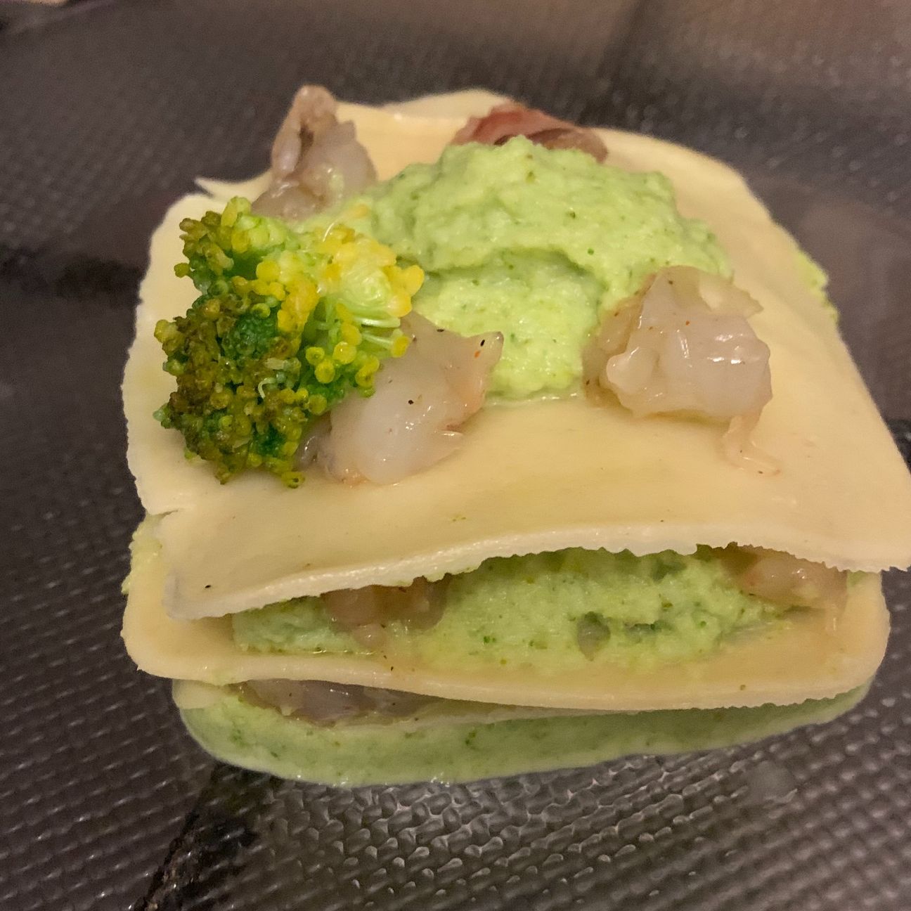 Lasagnetta scomposta broccoli e tartare di gamberi