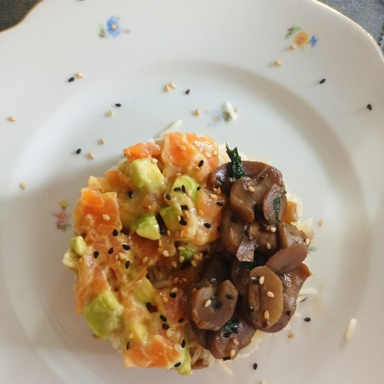 Riso con salmone, avocado e funghi.