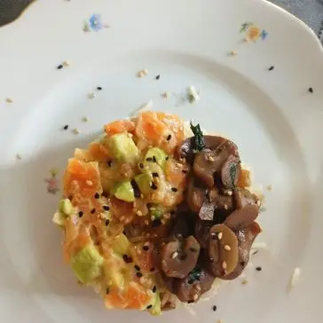 Ricetta Riso con salmone, avocado e funghi. di Lillipuz